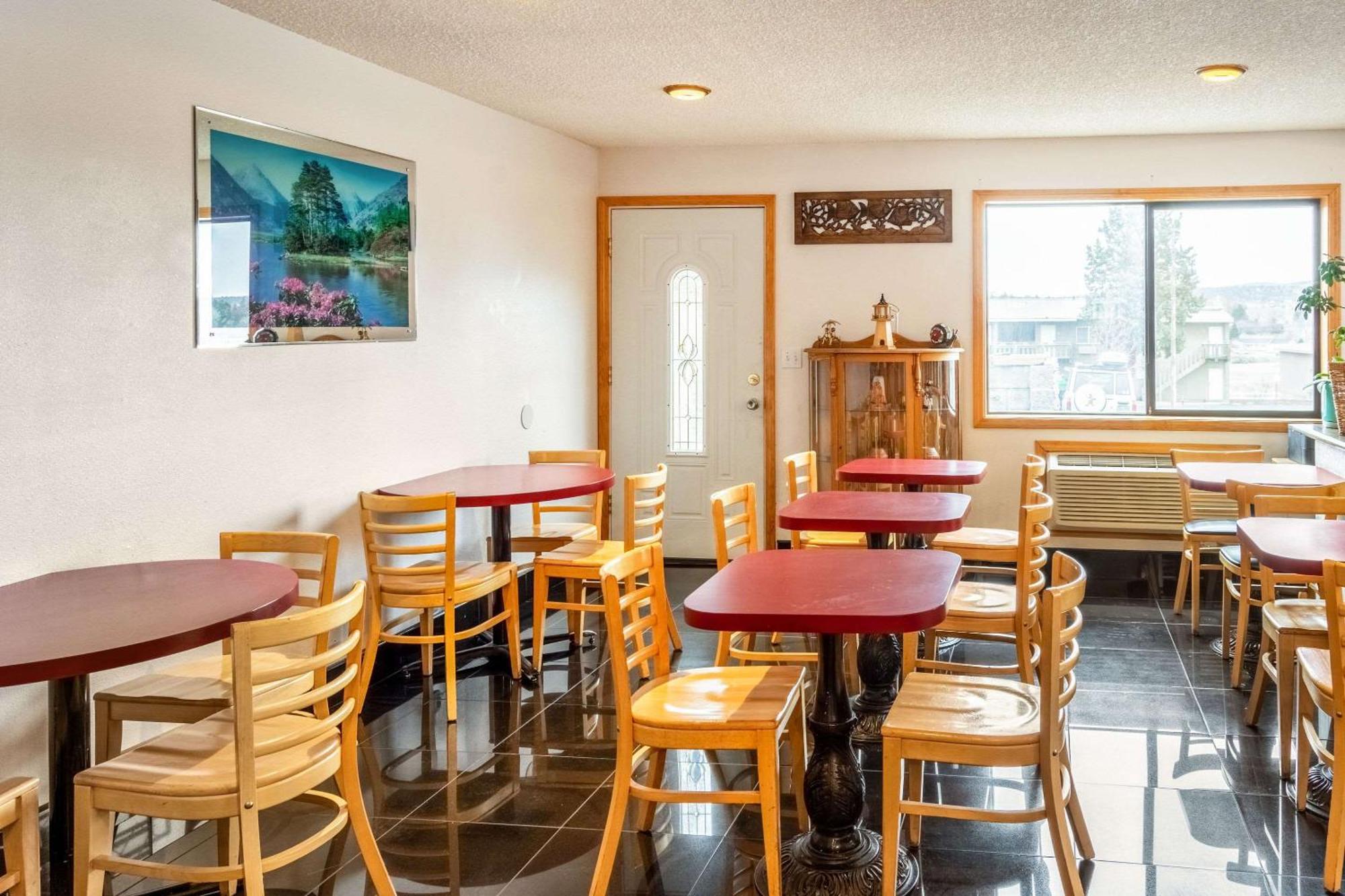 Econo Lodge Inn & Suites Madras Eksteriør bilde
