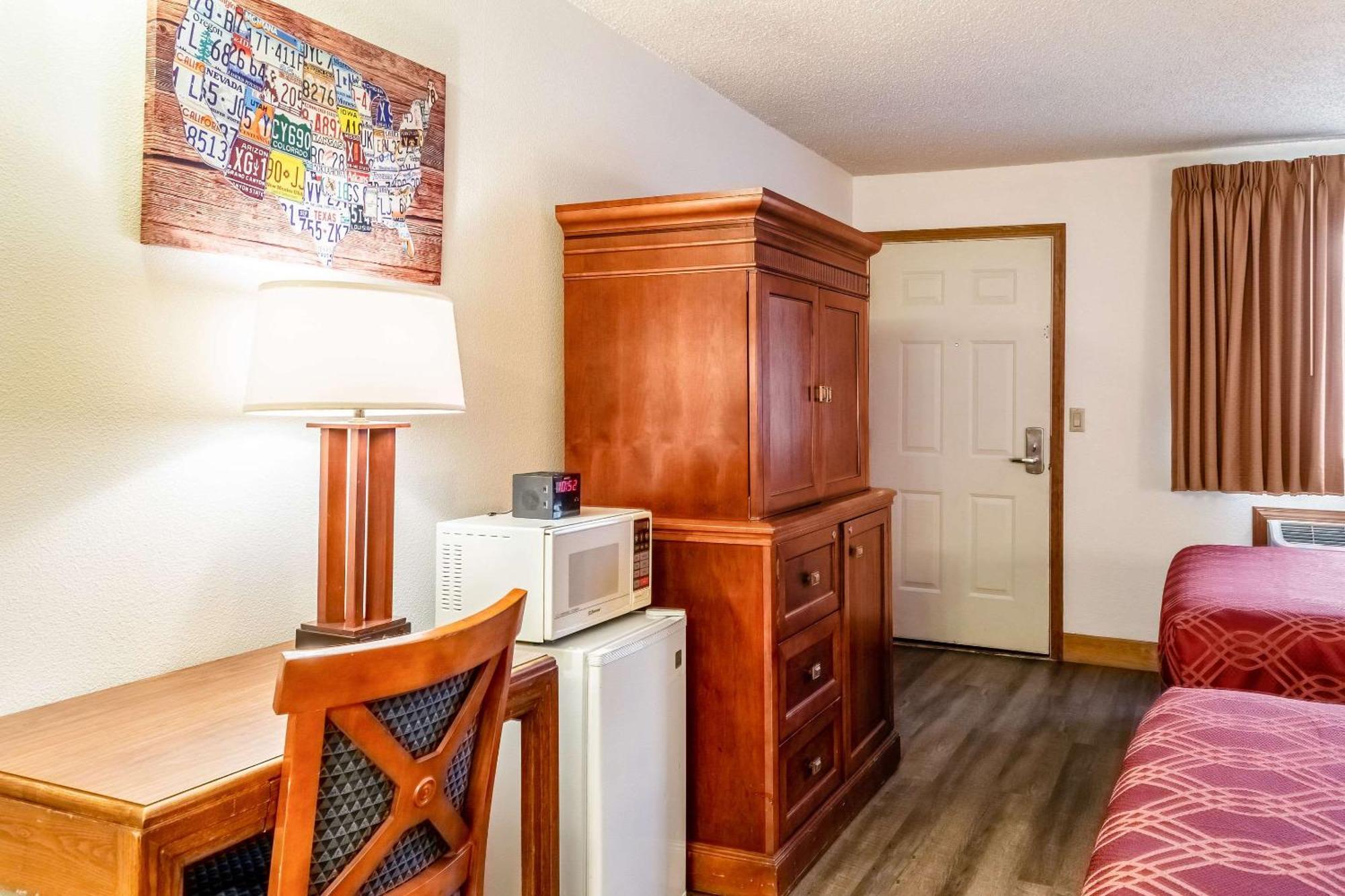 Econo Lodge Inn & Suites Madras Eksteriør bilde