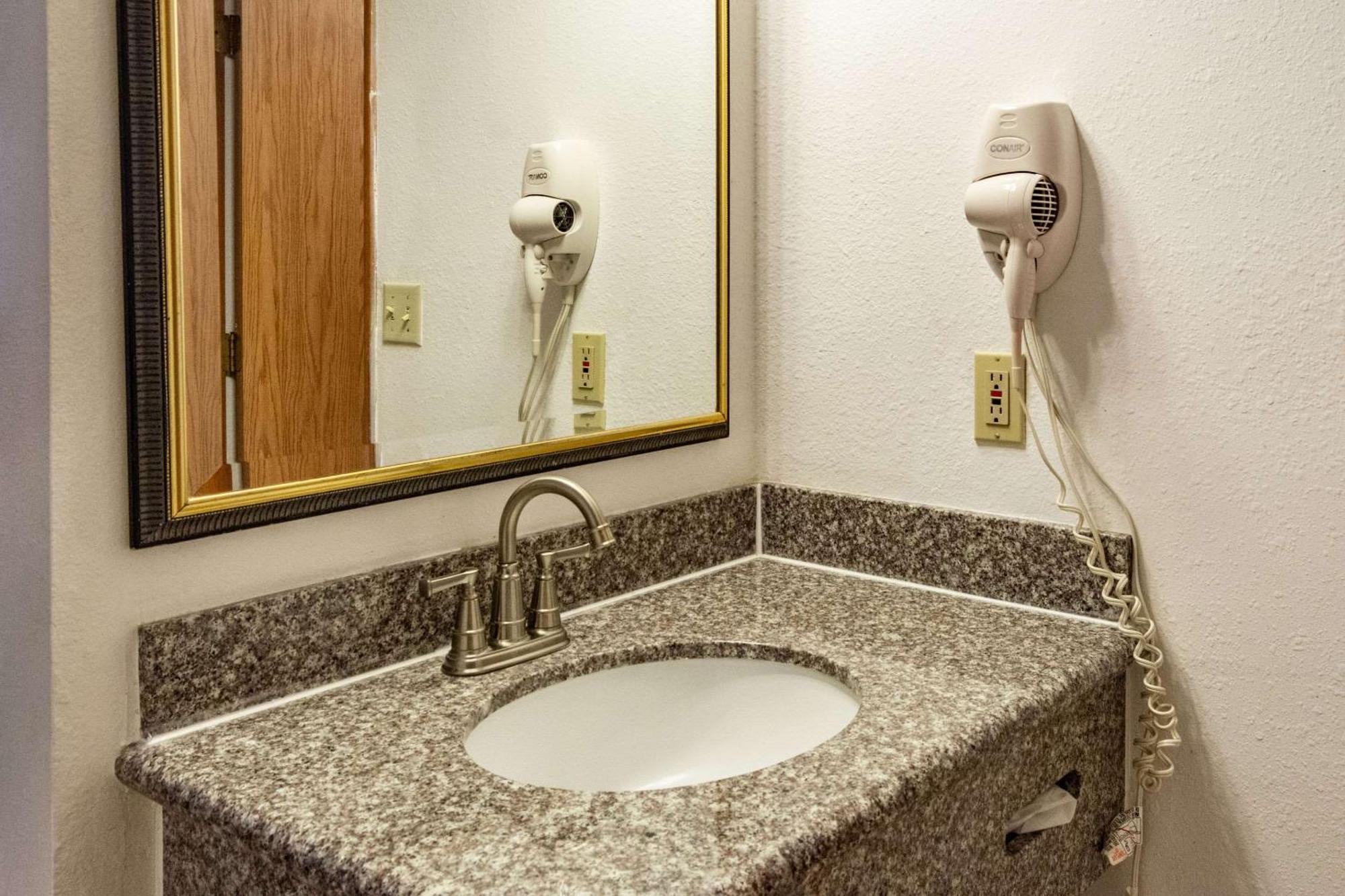 Econo Lodge Inn & Suites Madras Eksteriør bilde