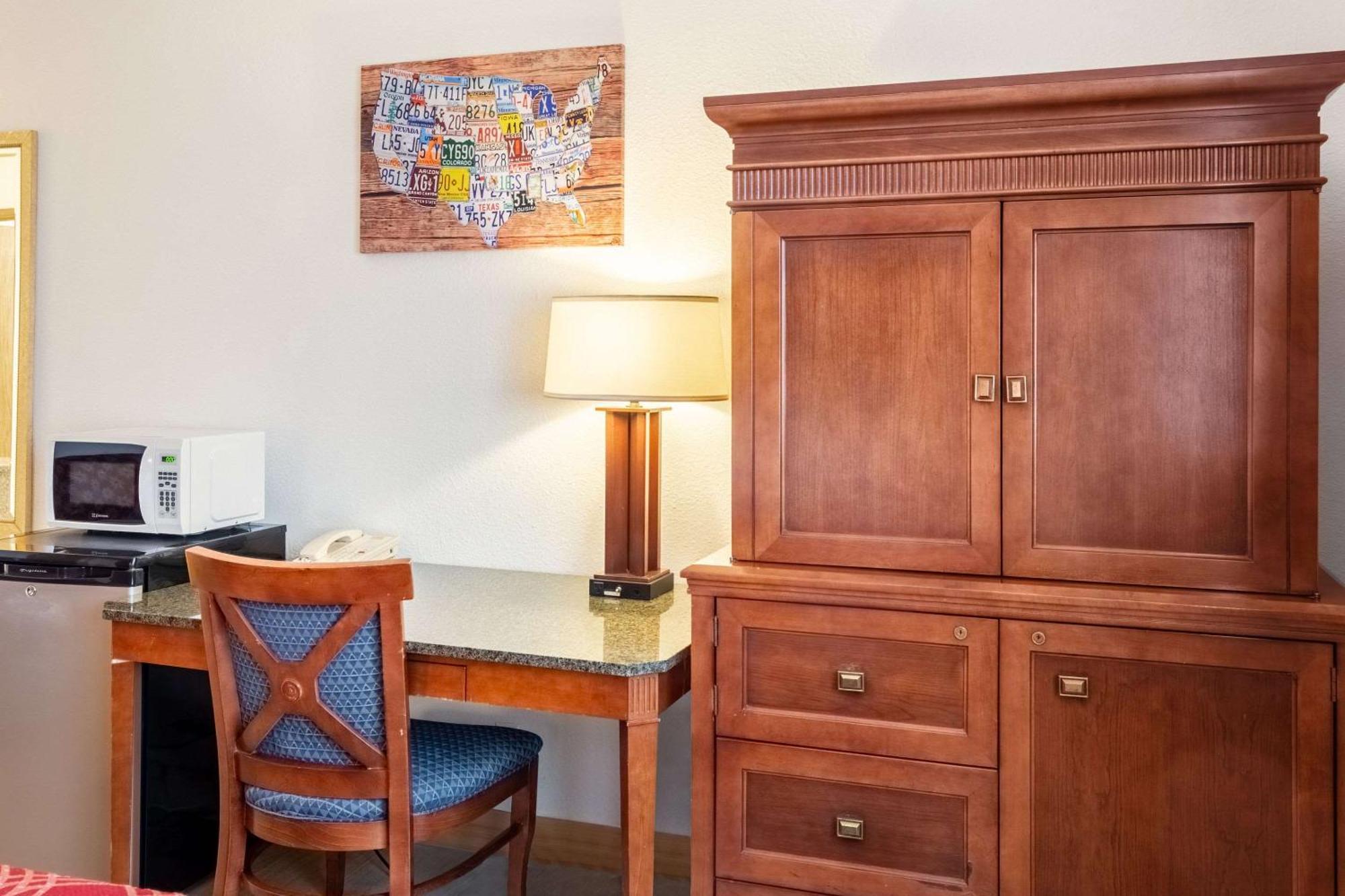 Econo Lodge Inn & Suites Madras Eksteriør bilde
